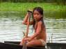 Menina se diverte em canoa durante nossa visita à comunidade localizada na Reserva de Mamirauá, perto de Tefé, no Amazonas